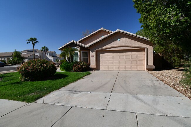 Building Photo - Palm Valley Beauty With A Pool!