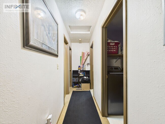 Building Photo - Welcome to this charming 3-bedroom, 1-bathroom home