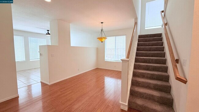 Building Photo - 1023 Vista Pointe Cir