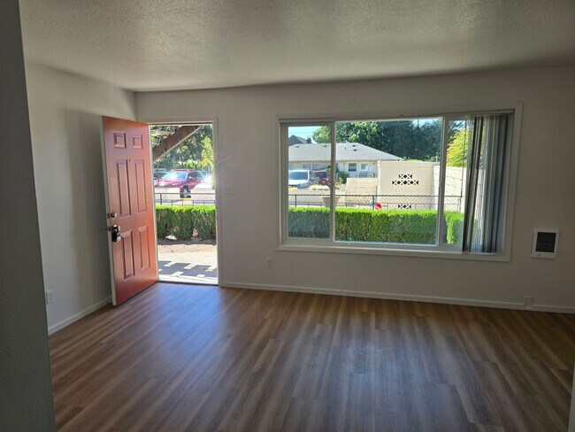 Building Photo - *!*!* Ground Floor Pet Friendly 1 Bedroom ...