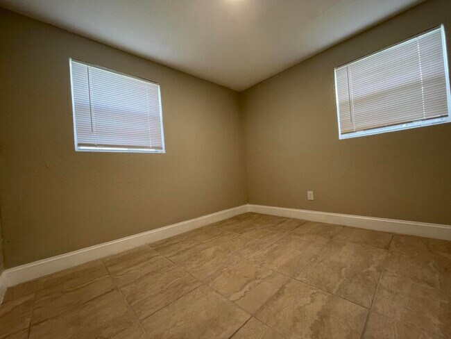 Building Photo - 2504 Wilkens Ave