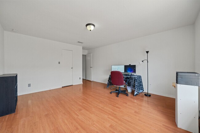 Building Photo - 9850 Pagewood Ln