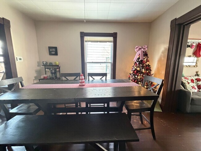 Building Photo - Spacious Three Bedroom Single Family near John Ball Zoo!