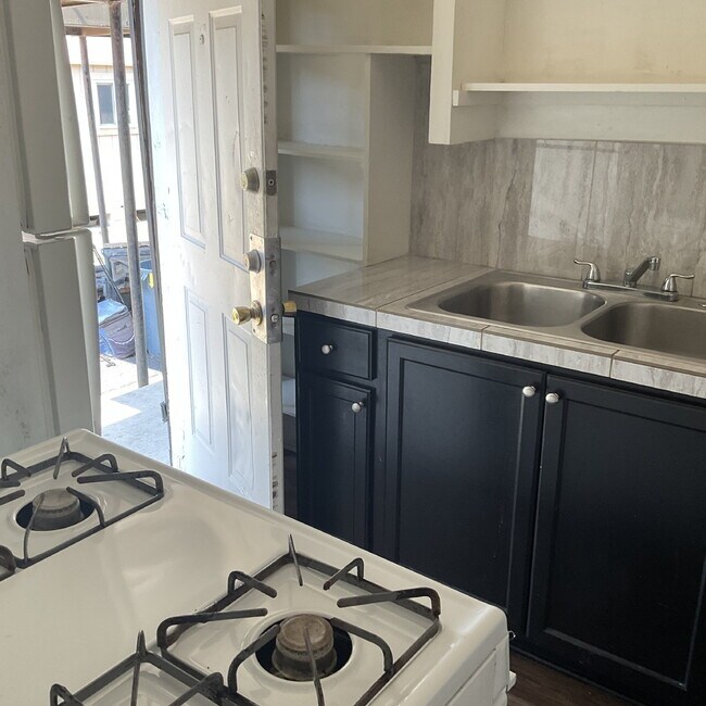 Building Photo - One Bed/One Bath Close to Woodlawn Lake Park