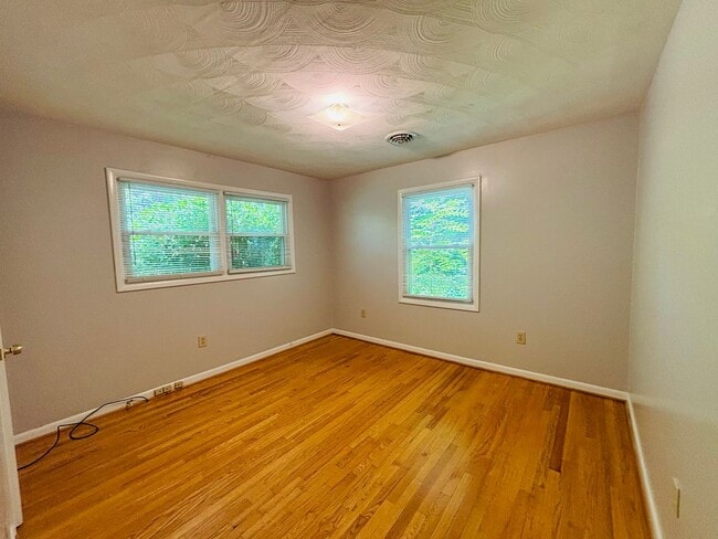 Building Photo - 1105 Robin Rd