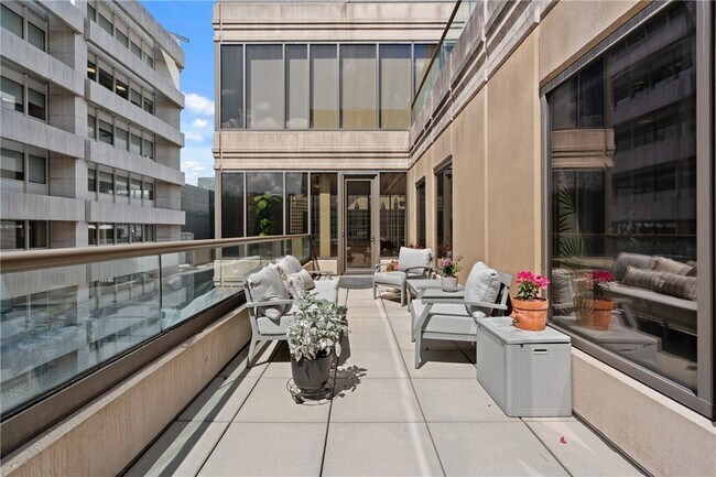 Building Photo - 151 Fort Pitt Blvd