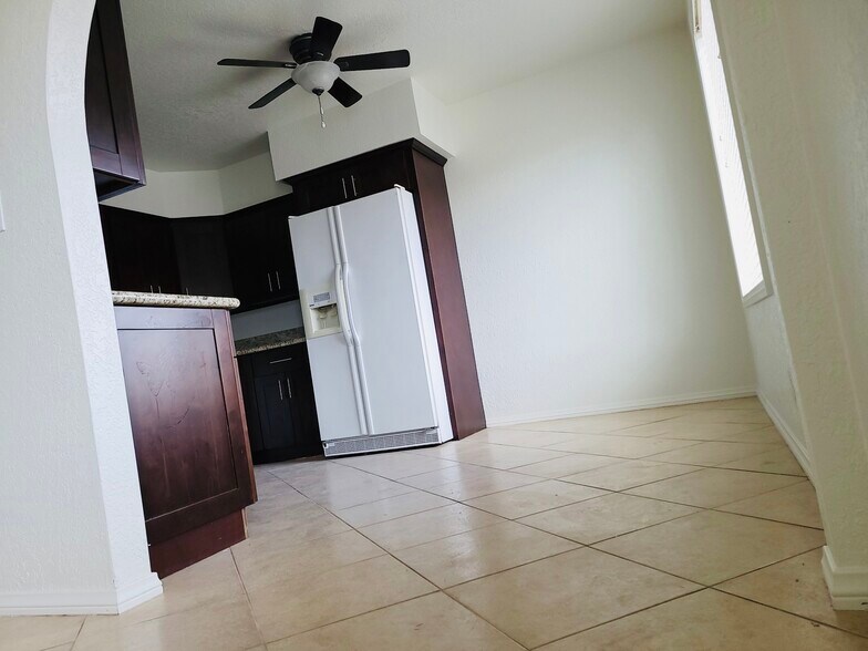 Building Photo - 261 Cottonwood Dr