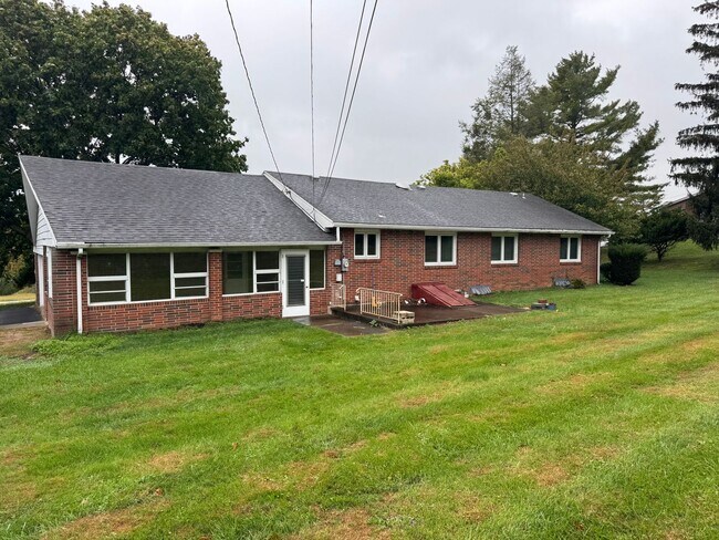 Building Photo - Stunning 3-bedroom, 3-bathroom single family home