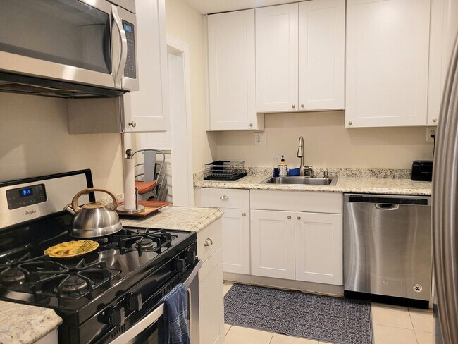 Building Photo - 2028 Pimmit Dr