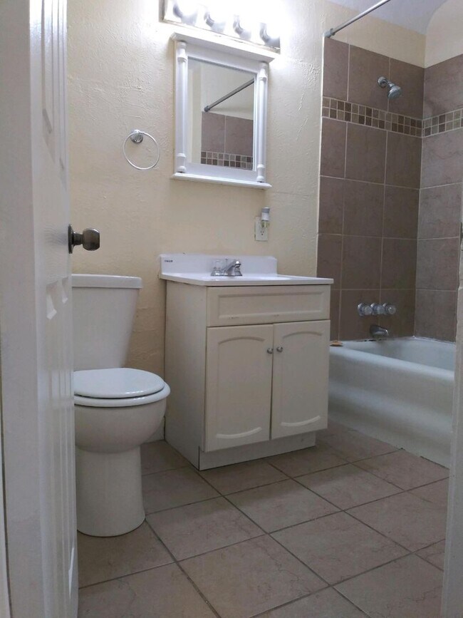 Building Photo - 3 Bedroom House, 1 Bed Downstairs, 2 Bed a...