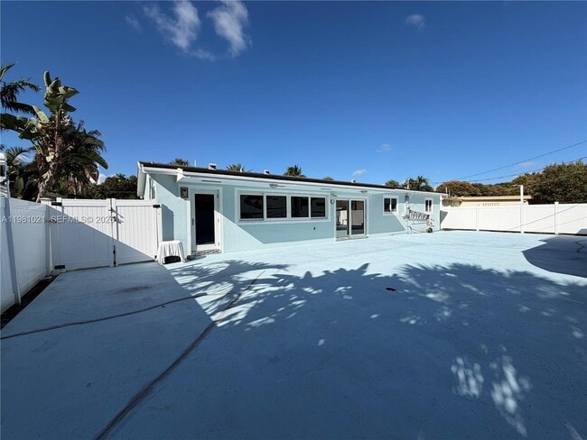 Building Photo - 2250 NW 22nd Ct