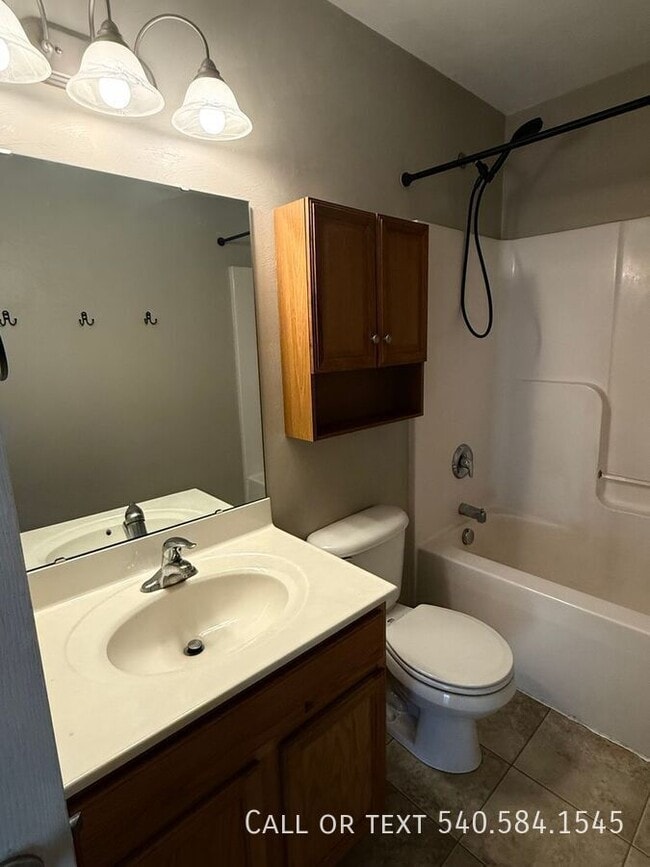 Building Photo - 160 Gretchen Ct