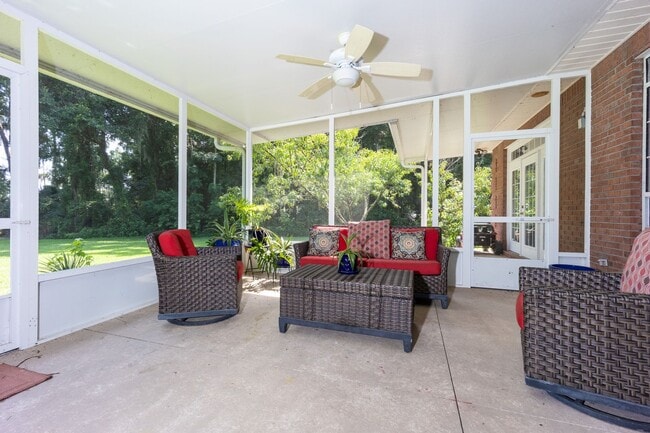 Building Photo - Charming 3 Bedroom , 2 Bath Country Home with Lake Views