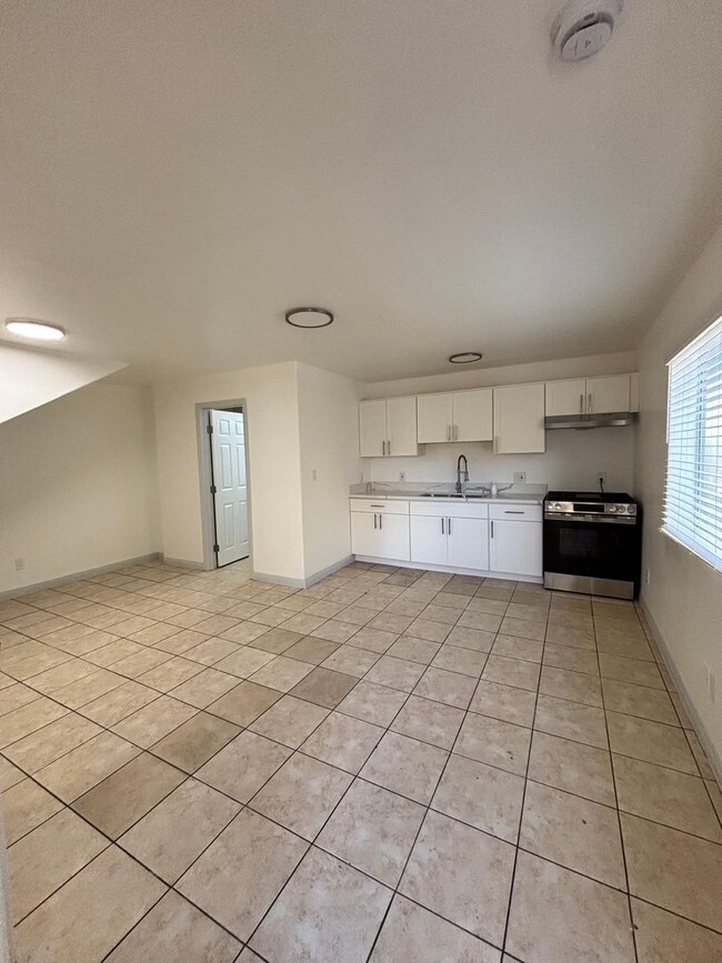 Building Photo - Beautiful Newly Renovated 1 Bedroom in Lon...