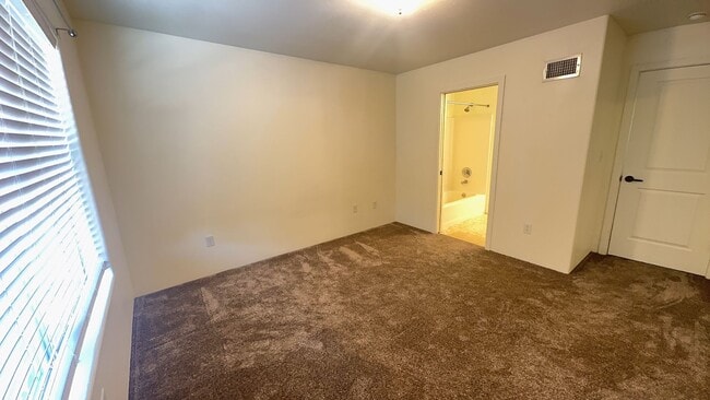 Building Photo - 2 Bedroom-2.5 Bath Townhome