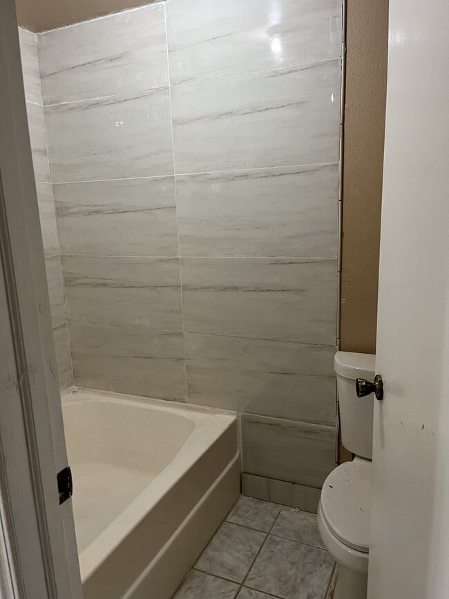 Building Photo - 3 BR 2 BA in Lake Elsinore $2395/month