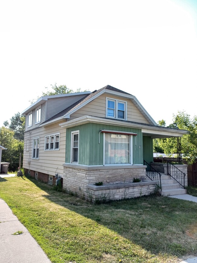Building Photo - 1302 S 24th St