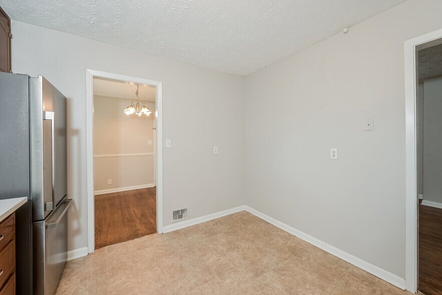 Building Photo - 2407 Oakridge Ct