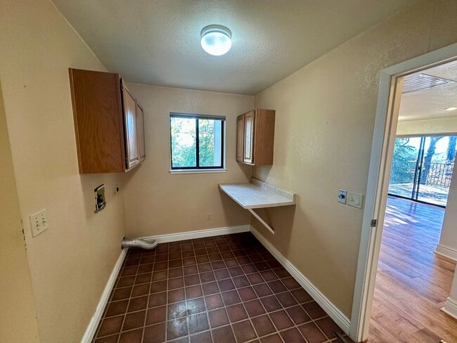 Building Photo - Beautiful 4-Bedroom Home with Stunning Vie...