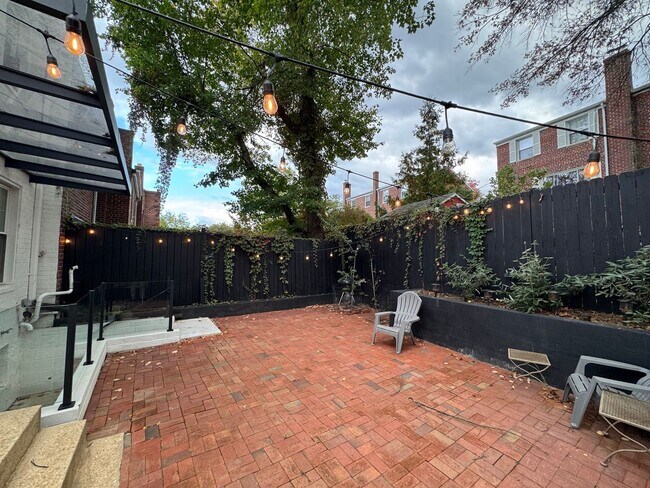 Building Photo - Stylish 3 Bed 1.5 Bath Duplex With A Fenced Patio In Warwick Village