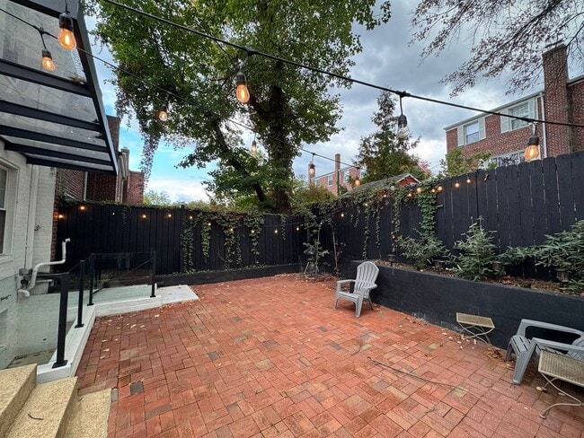 Building Photo - Stylish, Upper Level Unit 3 Bed 1.5 Bath Home With A Fenced Patio In Warwick Village