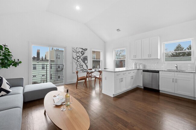 Building Photo - 111 Charles St