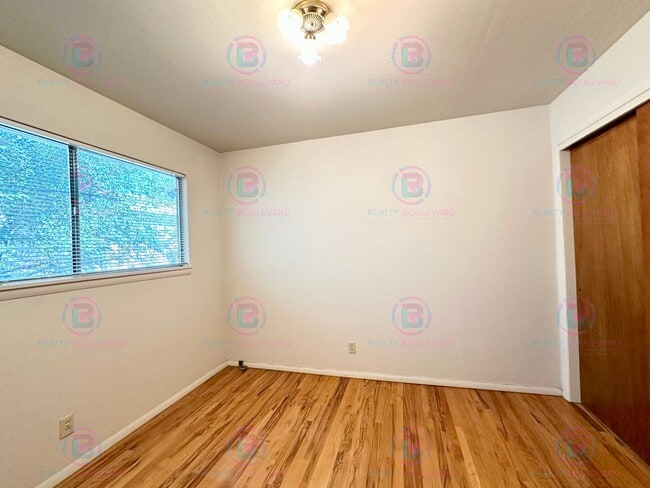 Building Photo - Delightful One-Bedroom + Office Near Idlew...
