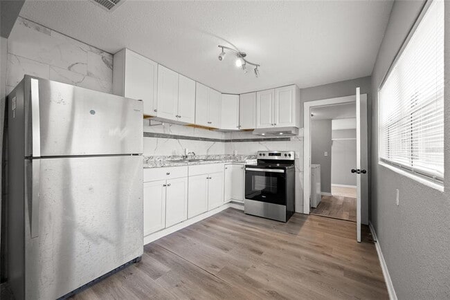 Building Photo - 605 S Disston Ave