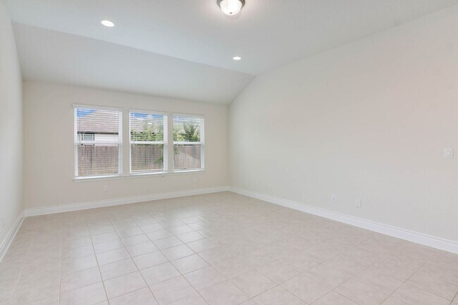 Building Photo - 3 Bed 2 Bath