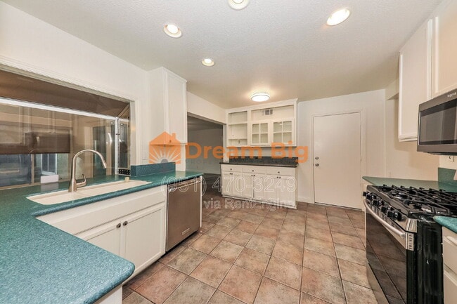 Building Photo - 4887 Mt Rainier St