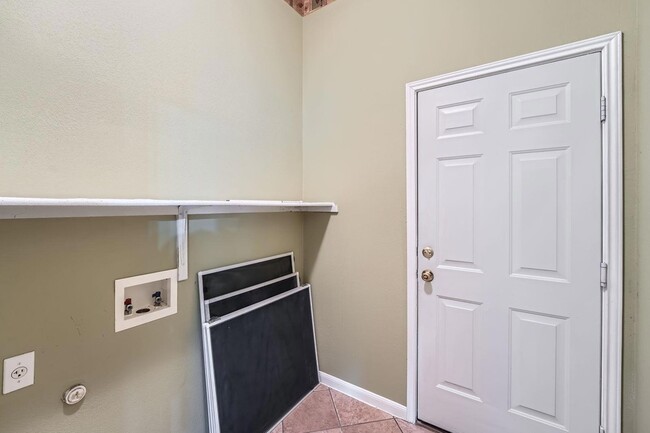 Building Photo - 1402 Weatherford Dr