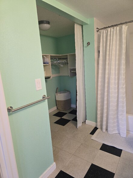 Building Photo - 100 Broadway Blvd NE