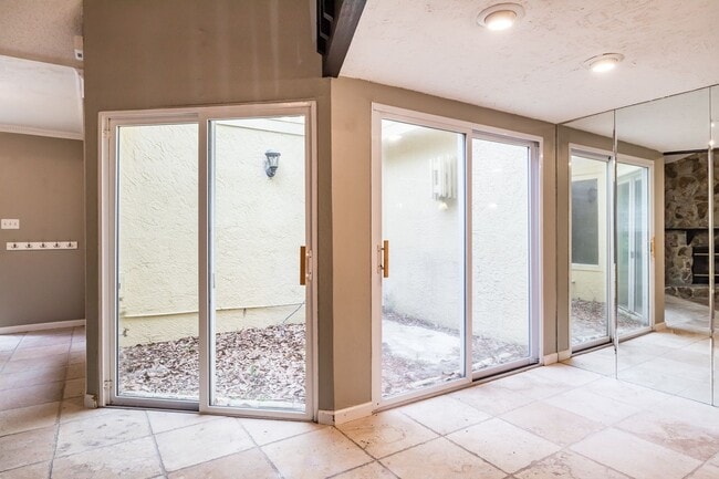 Building Photo - NEW PRICE! 3/2 Palm Harbor Townhouse