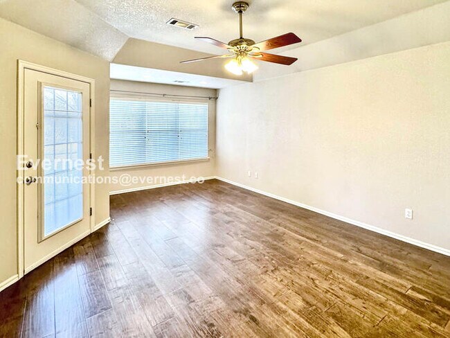 Building Photo - Charming 3-Bed, 2-Bath Home with Fenced Backyard & 2-Car Garage