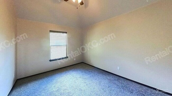 Building Photo - Large Lot, Big Space
