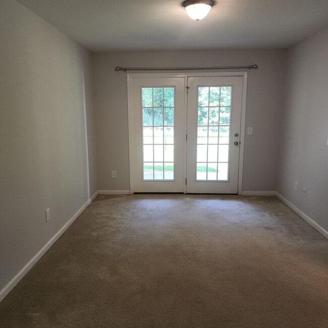 Building Photo - APPLICATION PENDING-3 Level Townhouse For ...