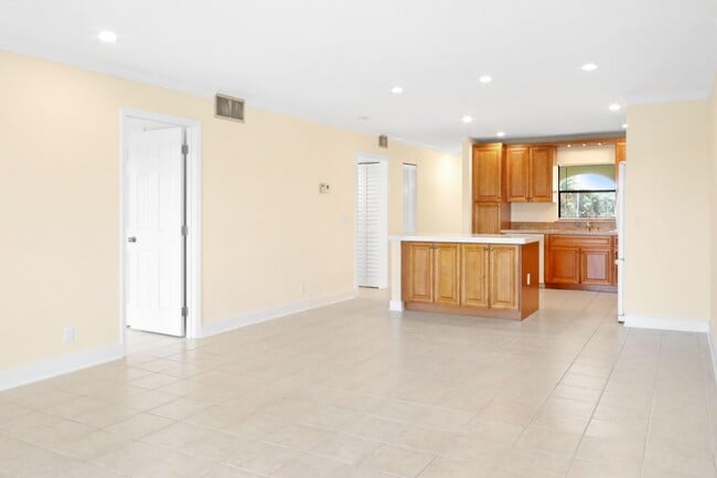 Building Photo - 717 S US Hwy 1