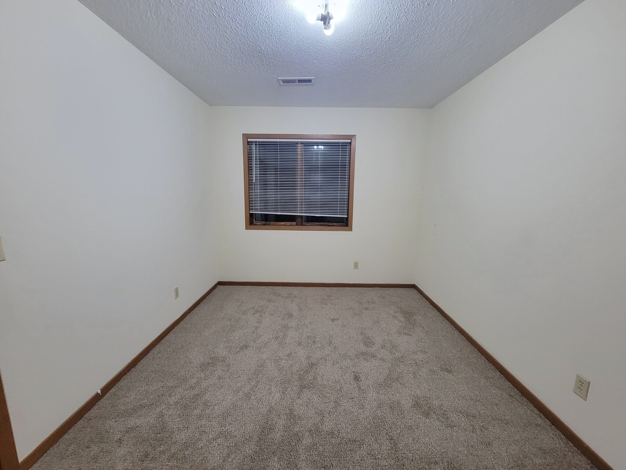 Building Photo - 855 Highview Dr