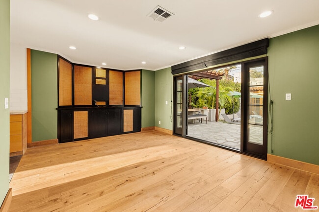 Building Photo - 826 N Kilkea Dr