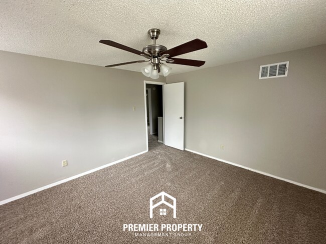 Building Photo - Spacious 4BR Home w/ Fireplace, Covered Patio & Fenced Yard