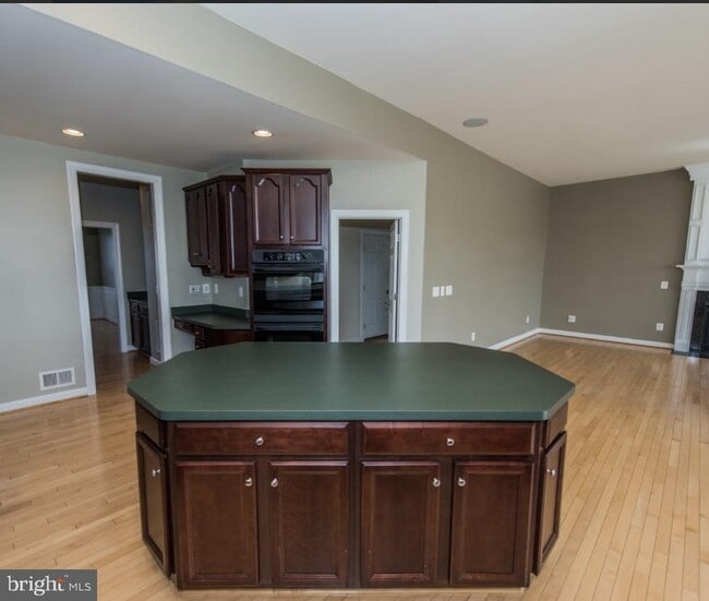 Building Photo - 29 Pathfinder Ct