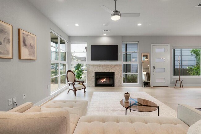 Building Photo - 6008 Florencia Ln