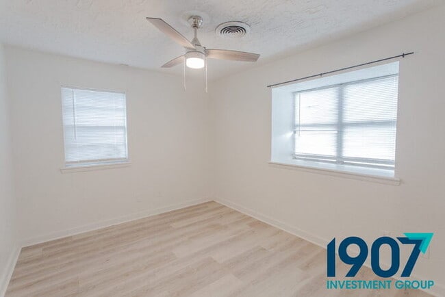 Building Photo - Charming Brick Home with Modern Updates and Large Backyard in Norman!