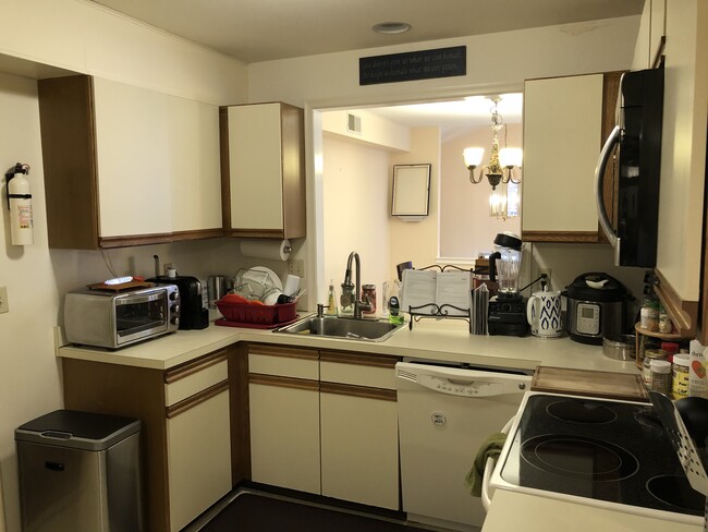 Building Photo - 575 Roslaire Dr