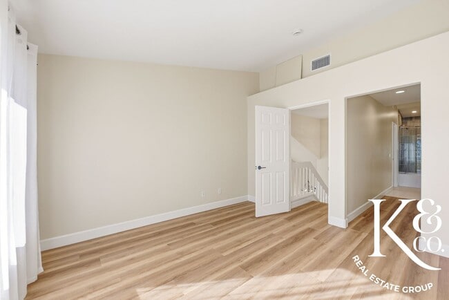 Building Photo - Relaxed Living in Oak Park with All the Up...