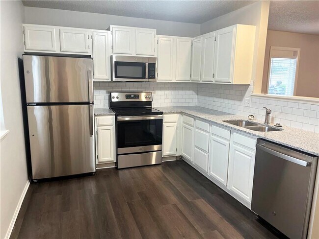 Building Photo - 428 SE G St