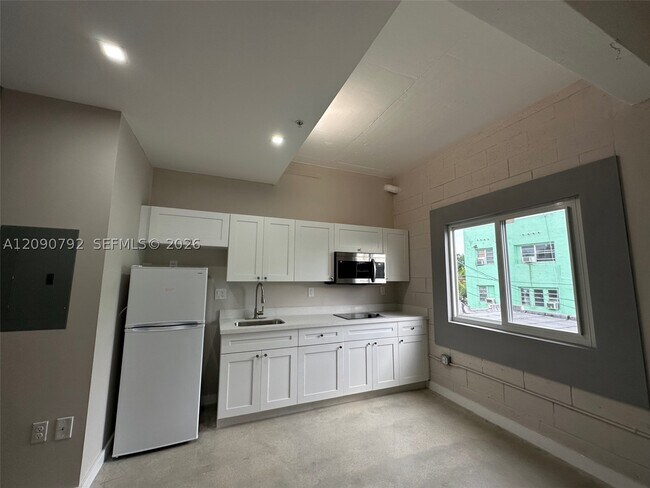 Building Photo - 320 SW 13th Ave