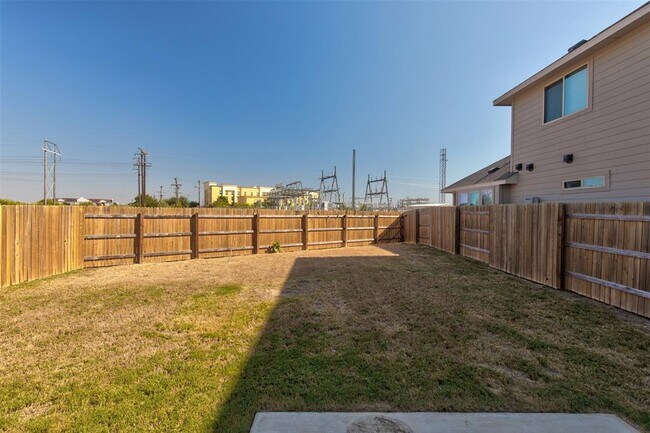 Building Photo - 200 Driftwood Ln