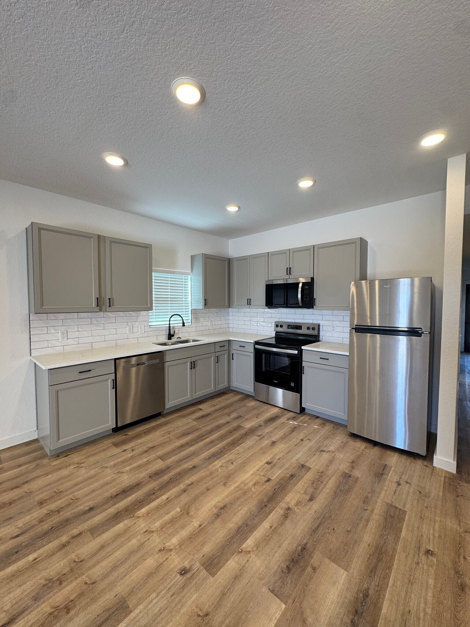 Building Photo - 2105 Vista Rosa