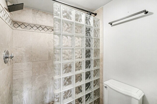 Building Photo - Stunning Mountain Views and an Unbeatable Location!